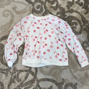 Shot crew neck with pink and red kiss pattern from BiBi